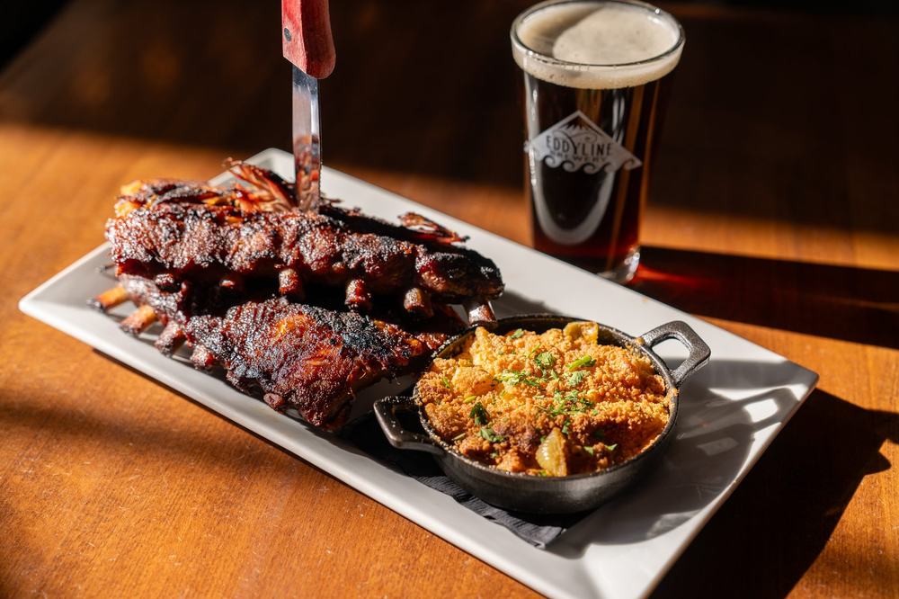 Smoked ribs, mac and cheese, and Eddyline beer